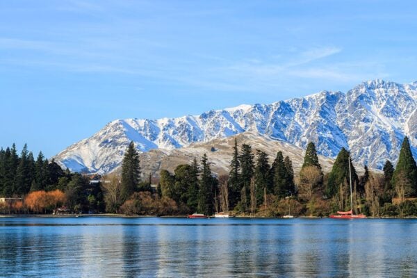 Contrasts of Australia and New Zealand